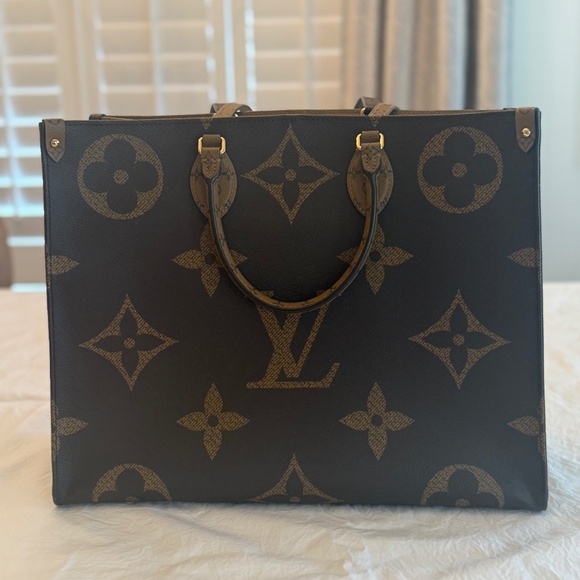 LIKE NEW Louis Vuitton OntheGo MM tote - Picture 1 of 10